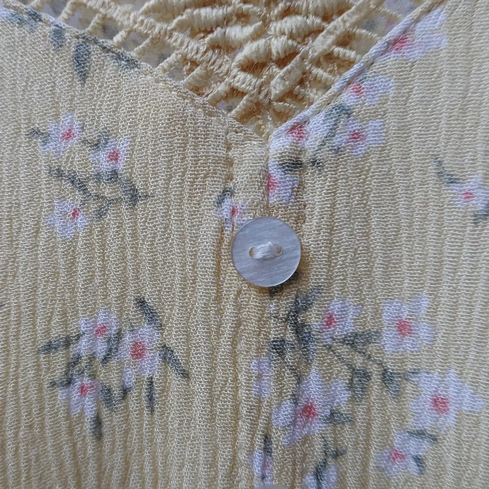 Hippie Rose Yellow Floral Button V Neck S/S Ruffle Trim Crop Top Sz L